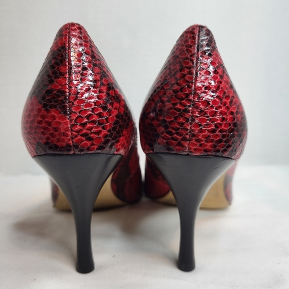 Tahari riddle snake print peep toe red and black pumps in size 6.5 - Picture 8 of 15
